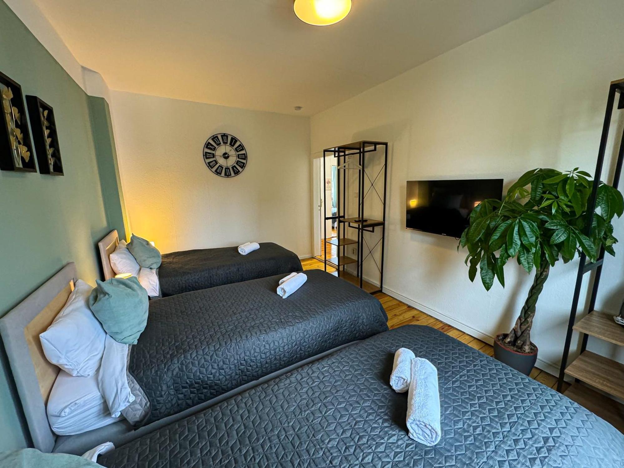 Immostay #8 - Haus Fuer 13 Personen Mit 7 Zimmer - Grosser Garten & Grill, Free Parking, Wlan BRE Dış mekan fotoğraf